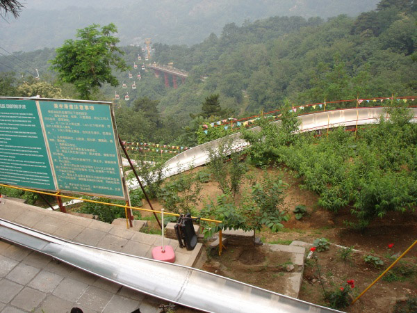 Hilarious Chinese sign at the Great Wall of China